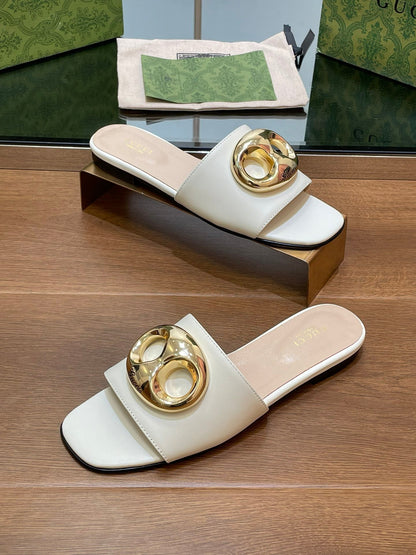 FLAT MULE IN WHITE CALFSKIN WITH GOLD HARDWARE