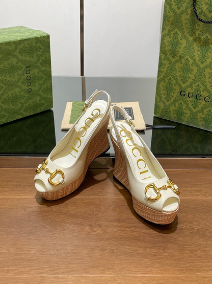 GG WEDGE PLATFORM IN WHITE CALFSKIN WITH GOLD HARDWARE