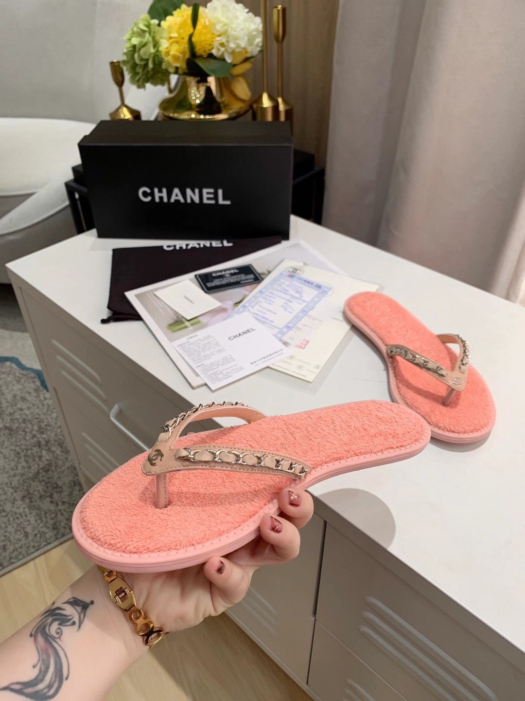 THONG SLIPPERS IN LIGHT PINK COWHIDE