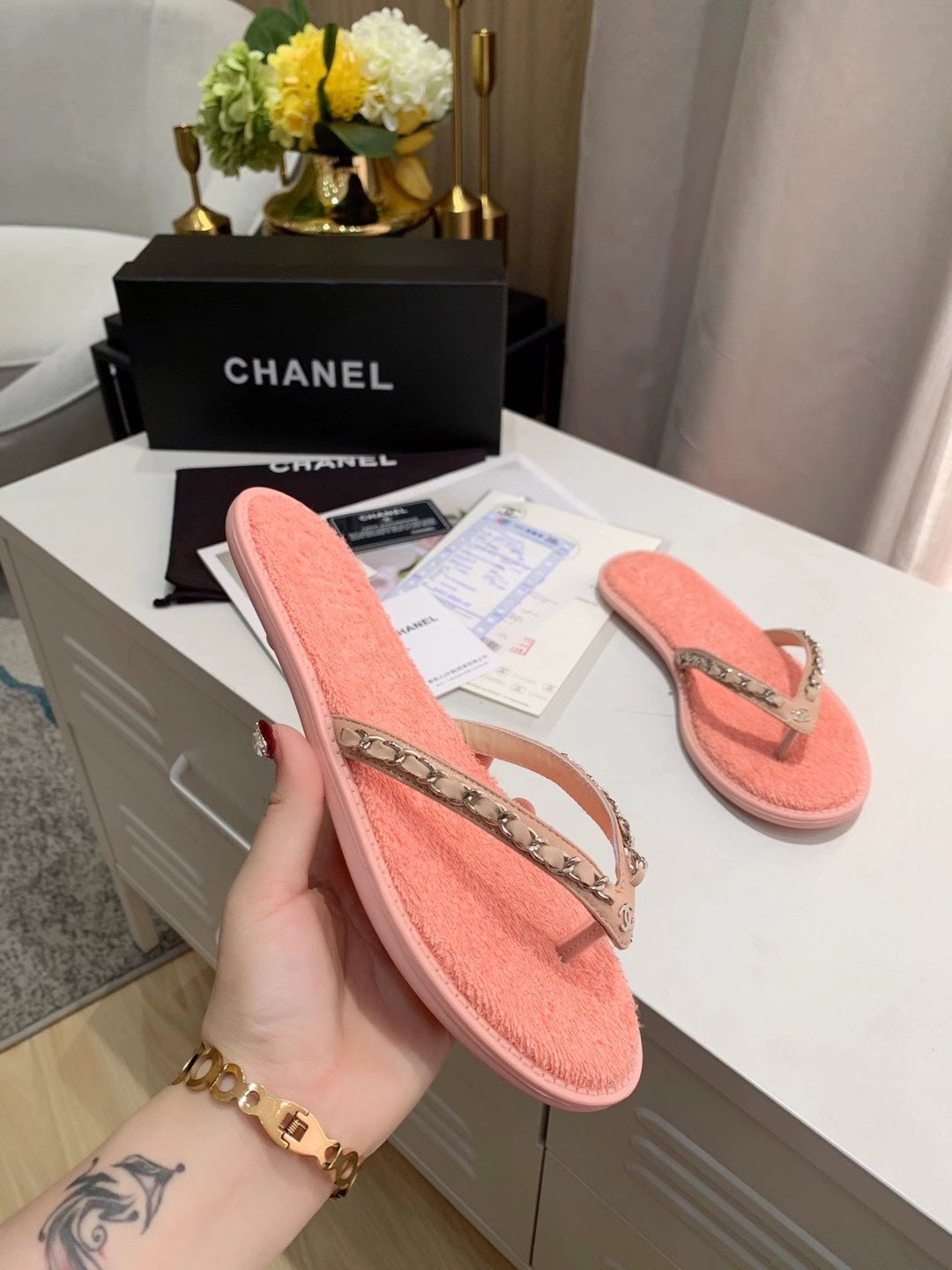 THONG SLIPPERS IN LIGHT PINK COWHIDE