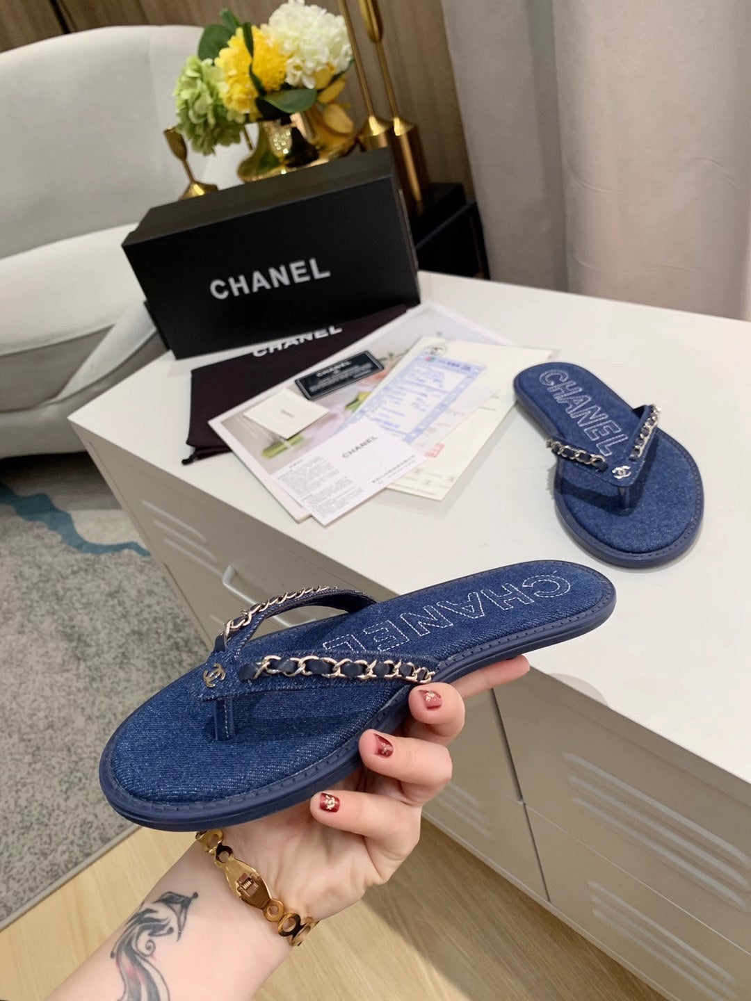THONG SLIPPERS IN COBALT BLUE DENIM