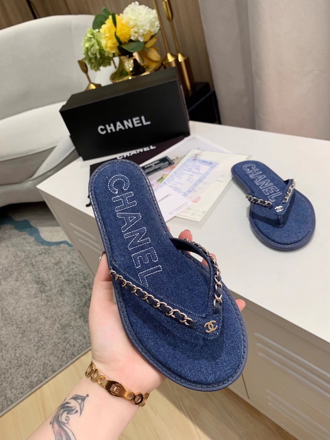 THONG SLIPPERS IN COBALT BLUE DENIM
