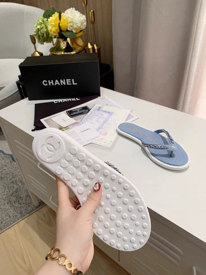 THONG SLIPPERS IN LIGHT BLUE DENIM