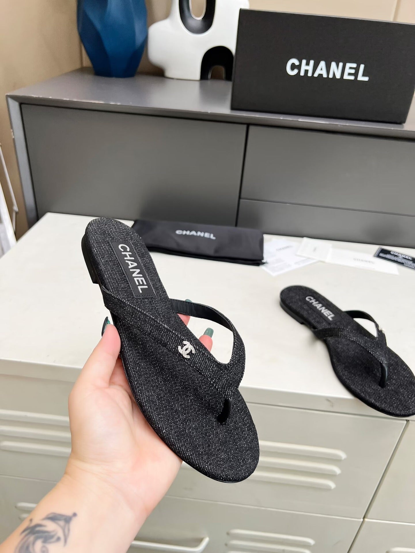 THONG SLIPPERS IN BLACK DENIM