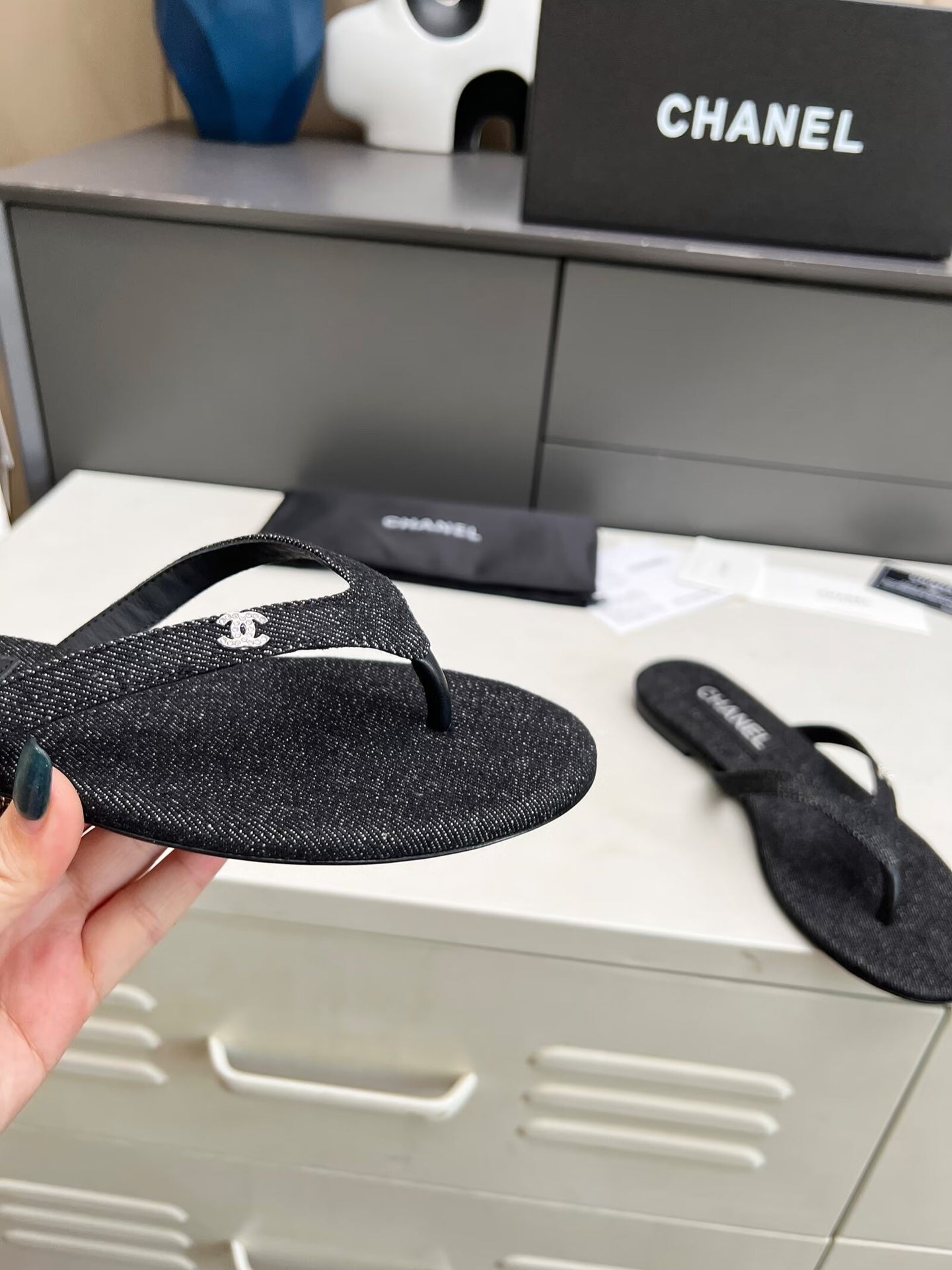 THONG SLIPPERS IN BLACK DENIM