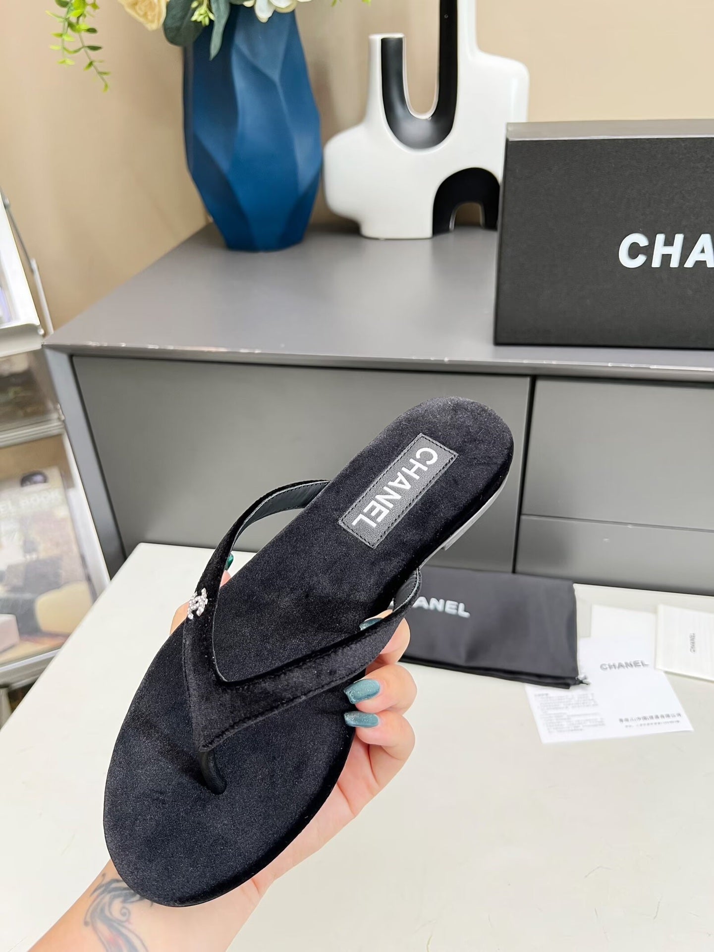 THONG SLIPPERS IN BLACK VELVET