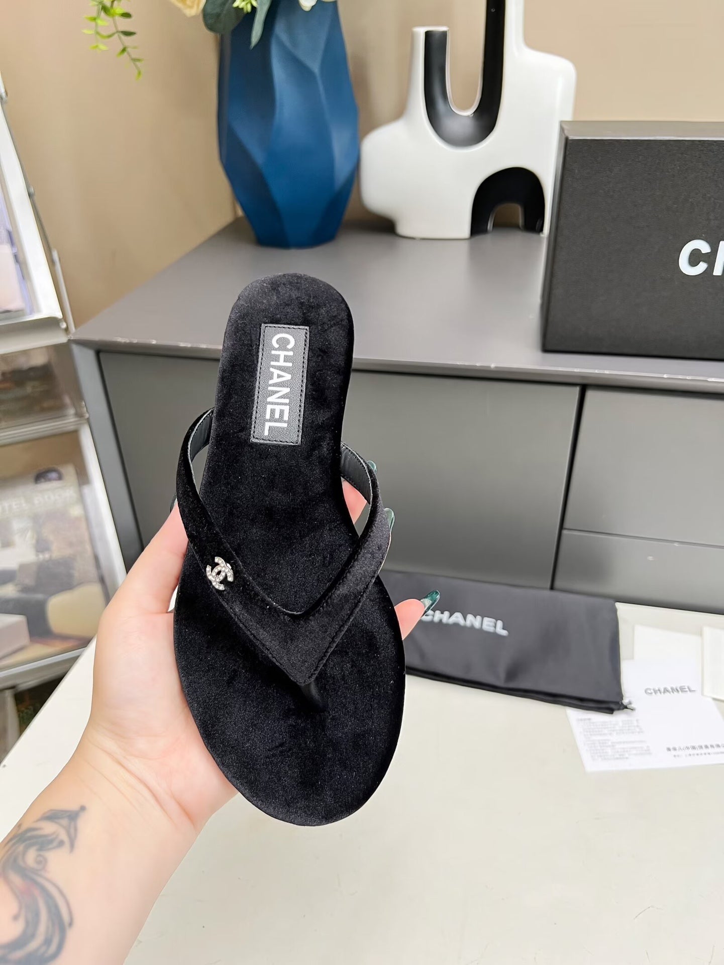 THONG SLIPPERS IN BLACK VELVET
