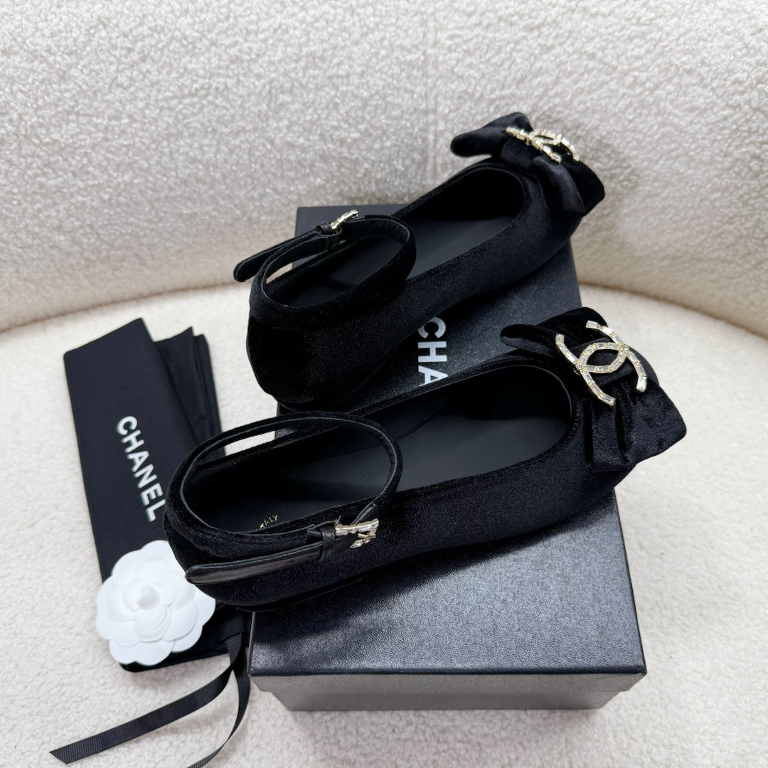 MARY JANE SHOES IN BLACK VELVET