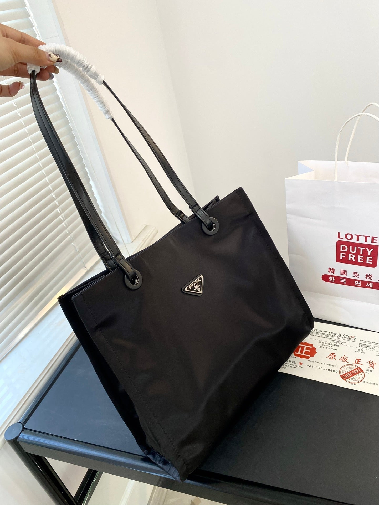 MEDIUM TOTE BAG 36 IN BLACK RE-NYLON FABRIC