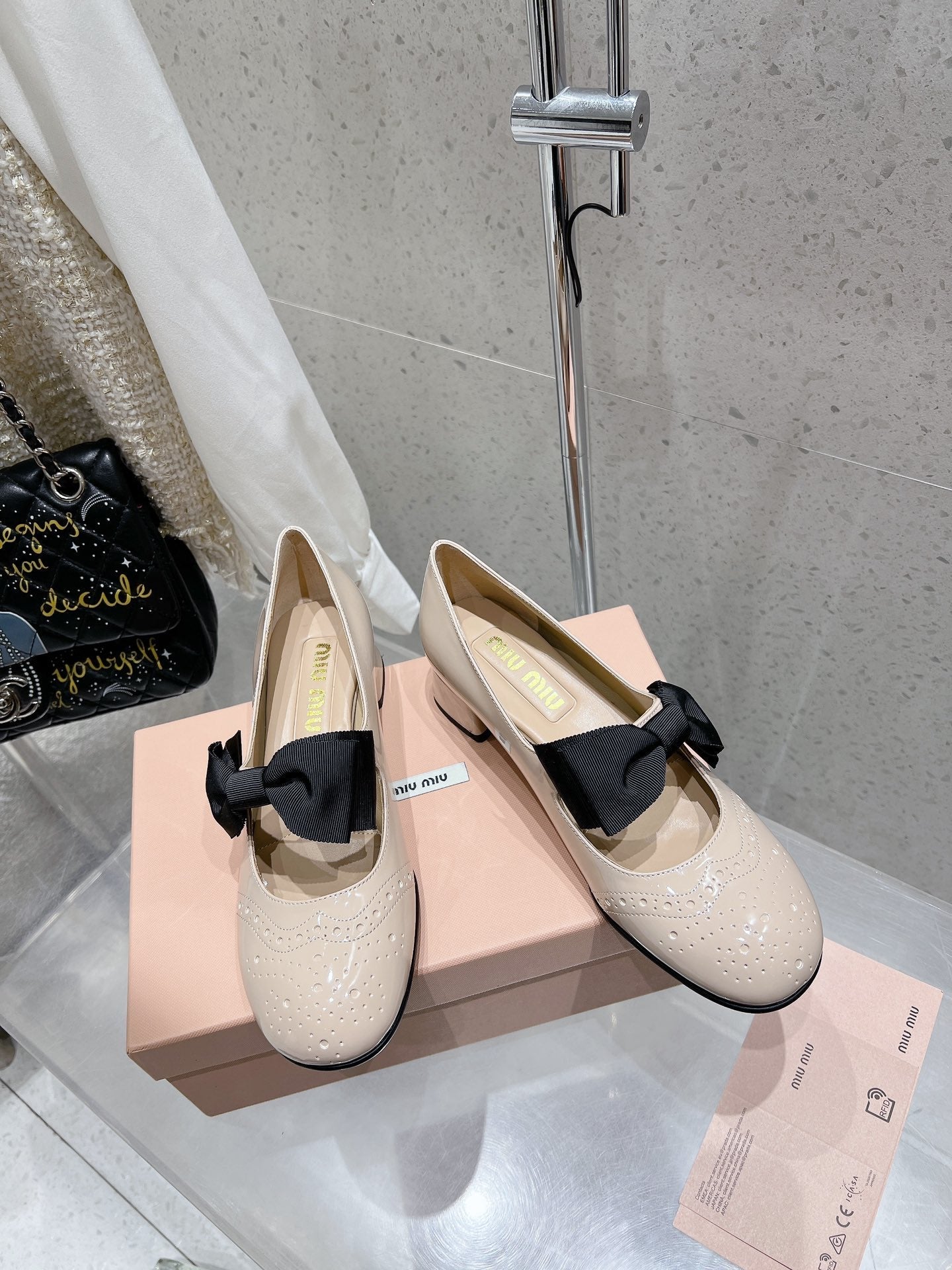 MARY JANE MID HEEL PUMPS IN BEIGE PATENT LAMBSKIN WITH BOW