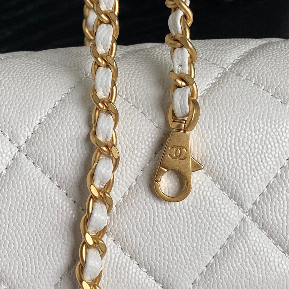 RETRO STYLE FLAP BAG 19 IN WHITE GRAINED CALFSKIN GOLD HARDWARE