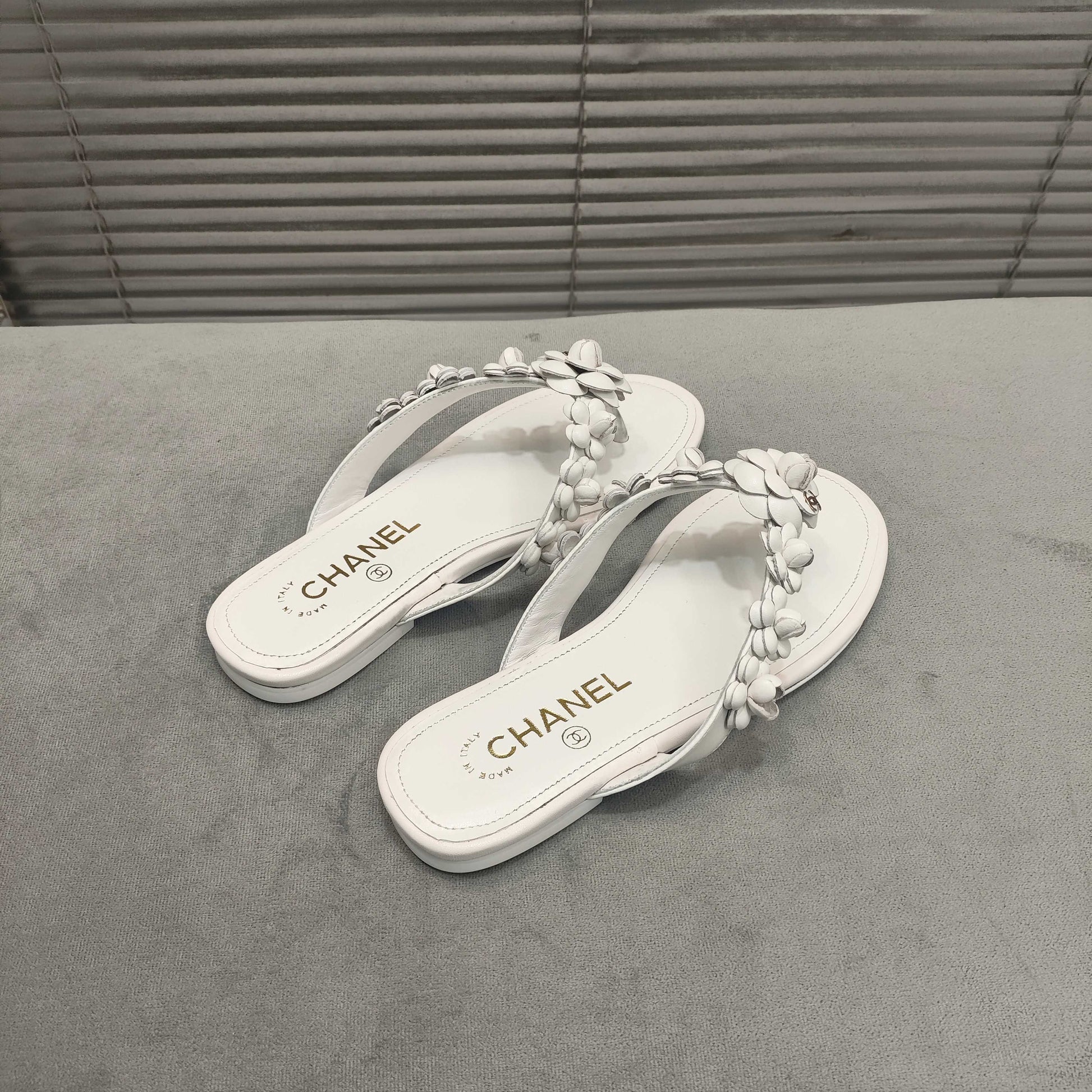 THONG SLIPPERS CAMELLIA IN WHITE CALFSKIN