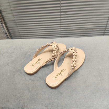 THONG SLIPPERS CAMELLIA IN BEIGE CALFSKIN