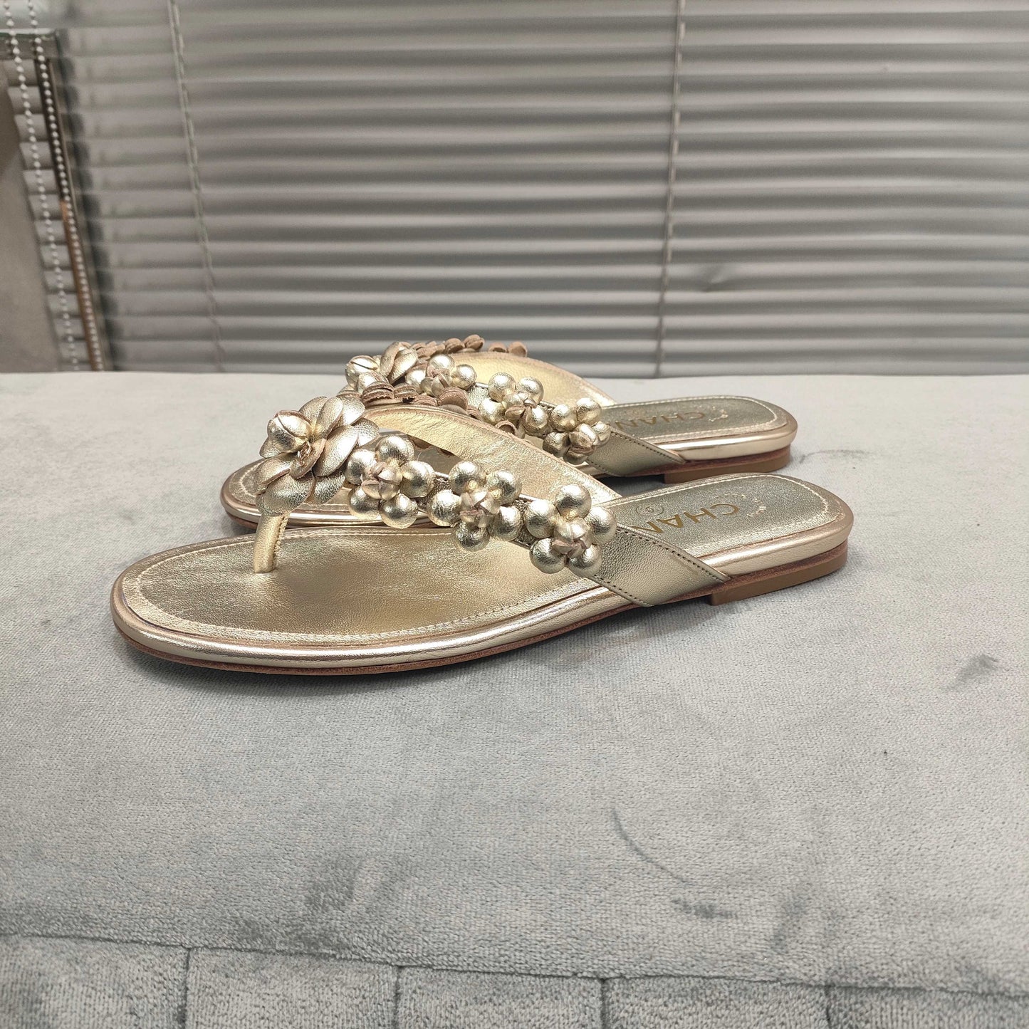 THONG SLIPPERS CAMELLIA IN GOLD PANTENT CALFSKIN