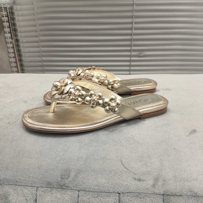 THONG SLIPPERS CAMELLIA IN GOLD PANTENT CALFSKIN