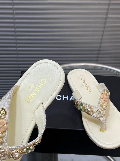 THONG SLIPPERS IN CREAM WHITE SOFT LEATHER WITH LOGO STICKER DETAIL