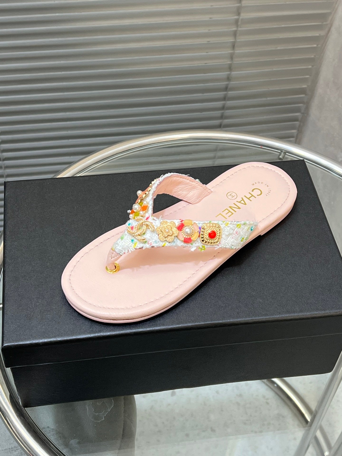THONG SLIPPERS IN LIGHT PINK SOFT LEATHER WITH LOGO STICKER DETAIL