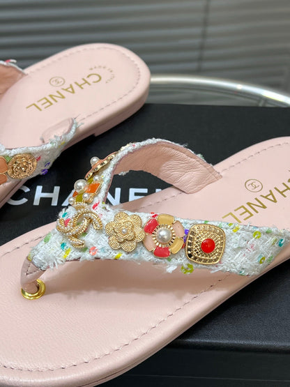 THONG SLIPPERS IN LIGHT PINK SOFT LEATHER WITH LOGO STICKER DETAIL