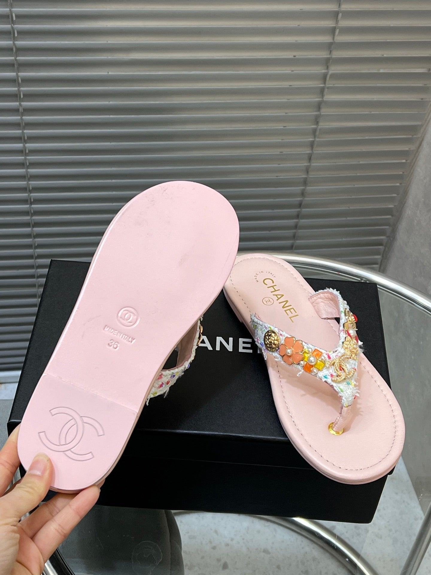 THONG SLIPPERS IN LIGHT PINK SOFT LEATHER WITH LOGO STICKER DETAIL