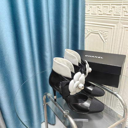HIGH HEELS IN BLACK SHEEPSKIN WITH WHITE FLOWER