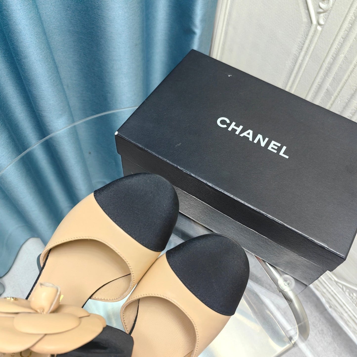 HIGH HEELS IN DARK CREAM MIX BLACK SHEEPSKIN WITH FLOWER