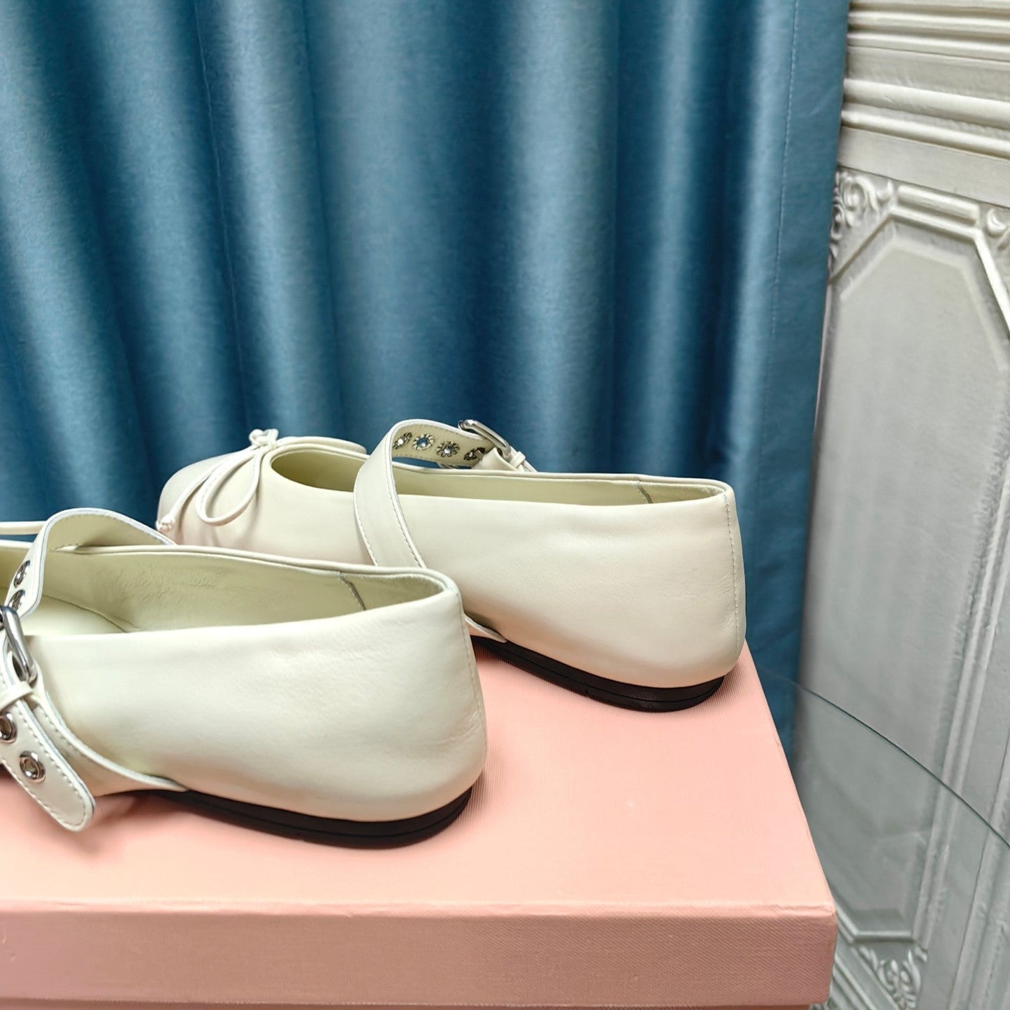 GHOST WHITE BALLET SHOES COWHIDE WITH BUTTON