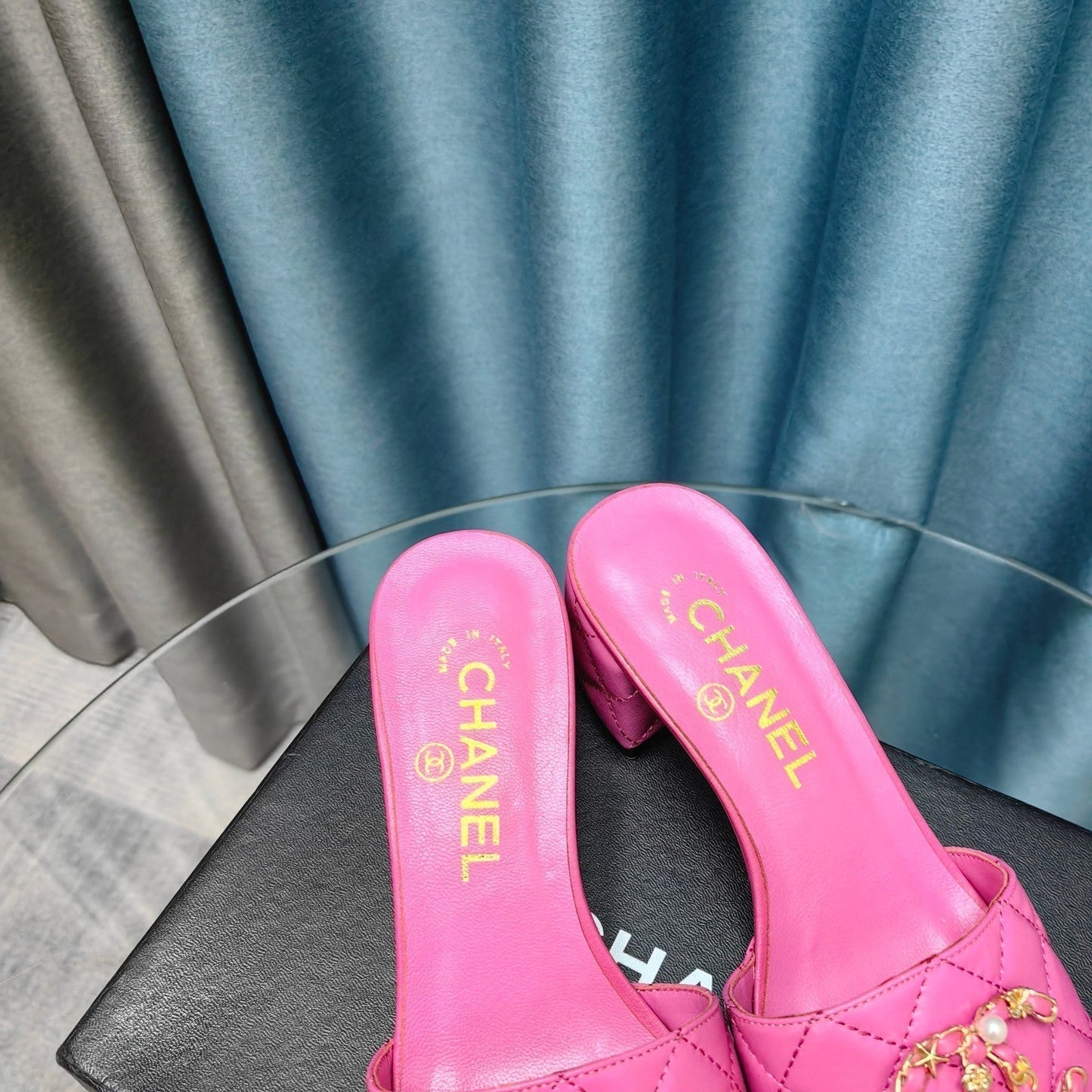 MULE SLIDE SANDAL IN BRIGHT PINK LAMBSKIN