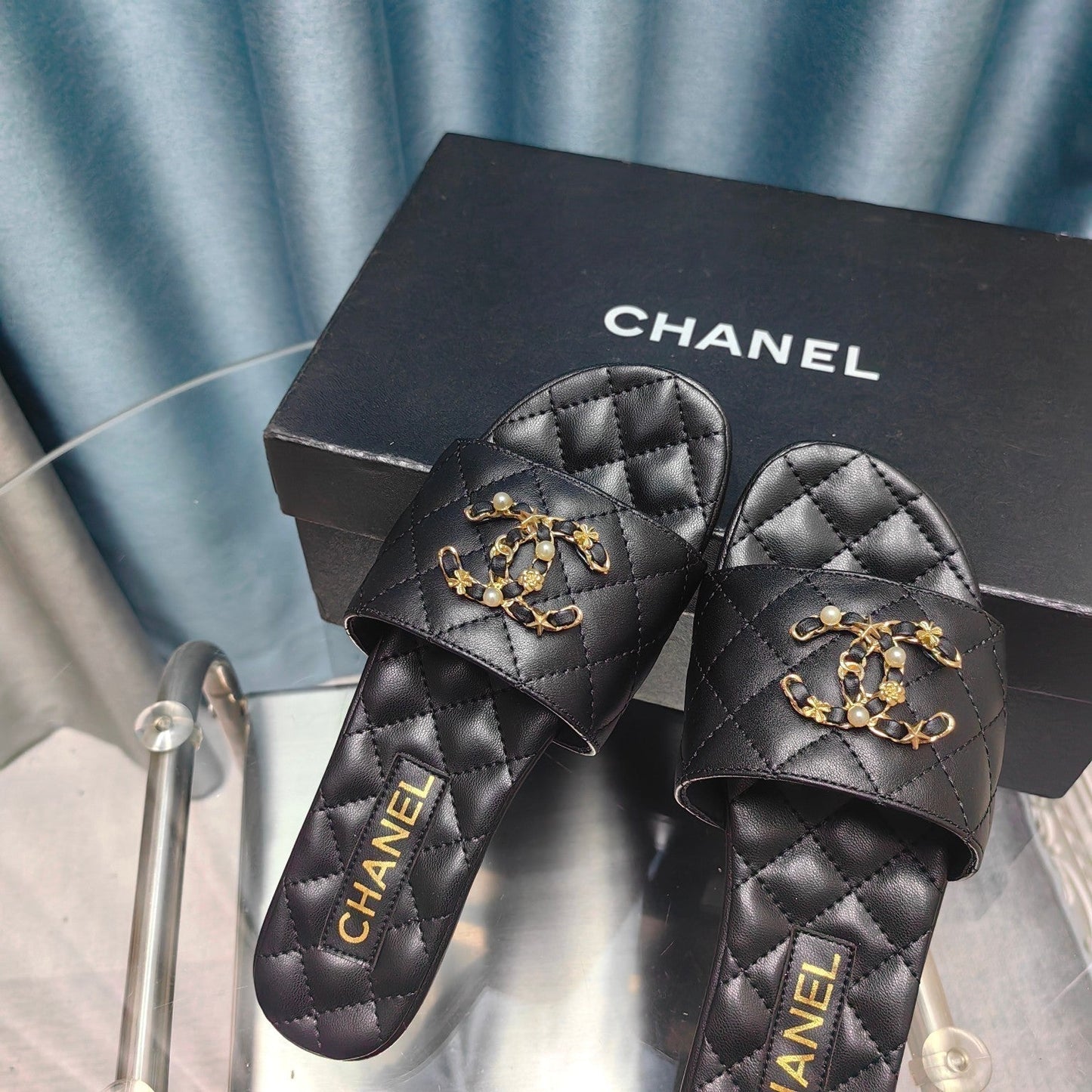 QUILTED SLIPPERS BLACK SHEEPSKIN