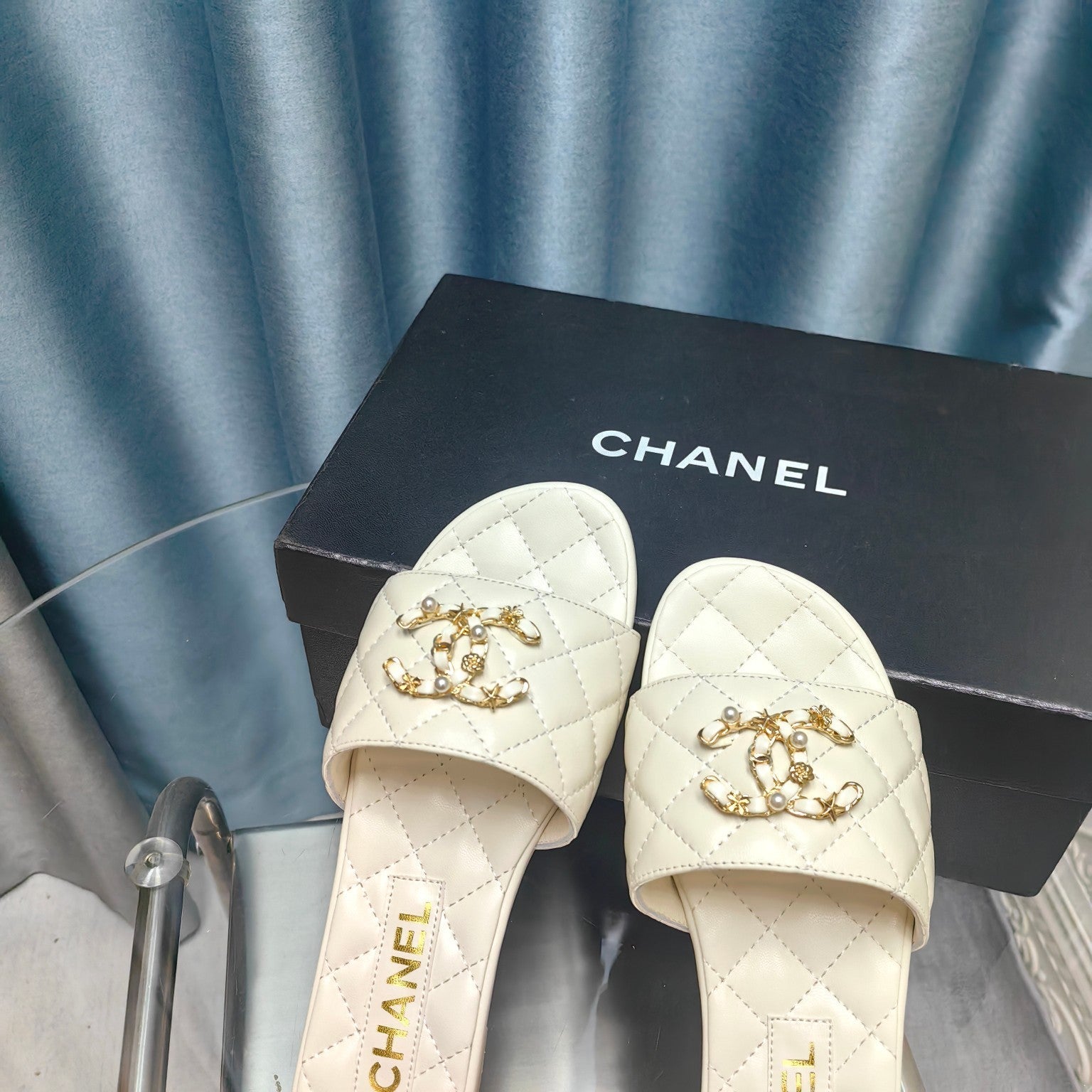 QUILTED SLIPPERS WHITE SHEEPSKIN