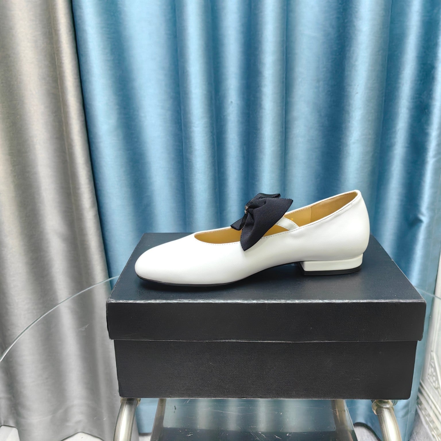 MARY JANE SHOES WHITE SHEEPSKIN WITH BLACK BOW