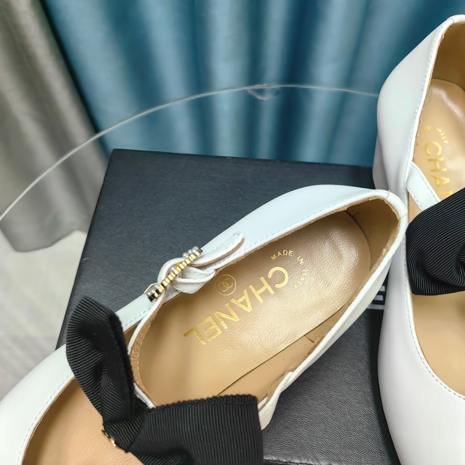 HIGH MARY JANE SHOES WHITE SHEEPSKIN WITH BLACK BOW