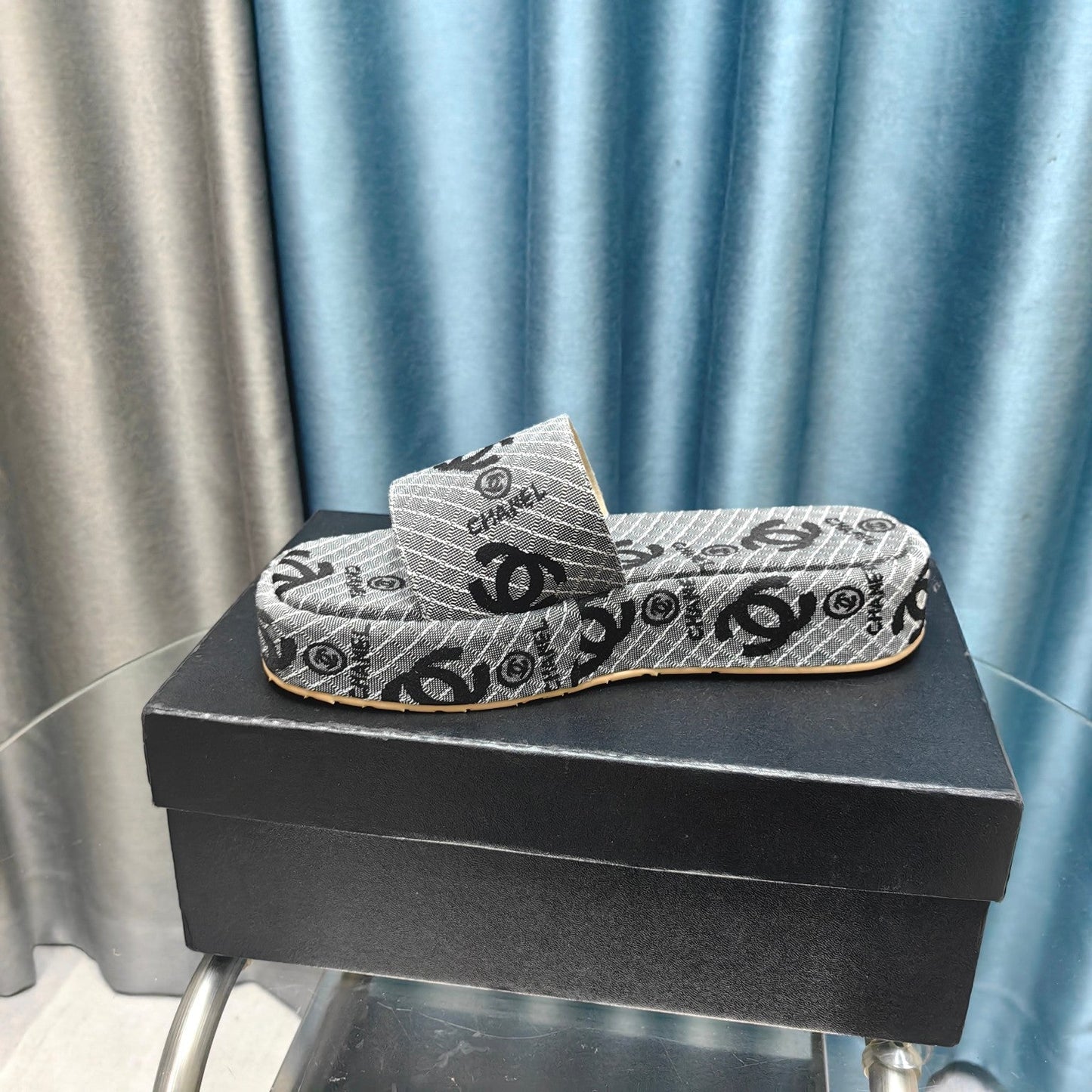 THICK-SOLE SLIPPERS GREY SATIN