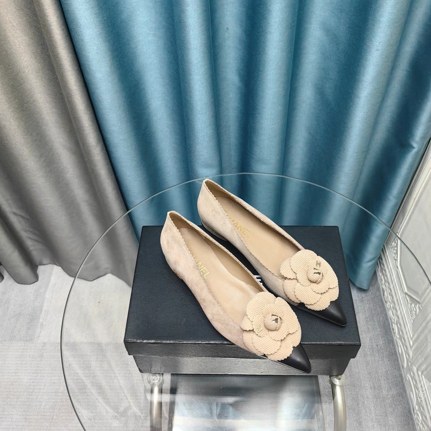 CC BALLET FLAT IN TAN BEIGE SUEDE AND BLACK CALFSKIN WITH FLOWER