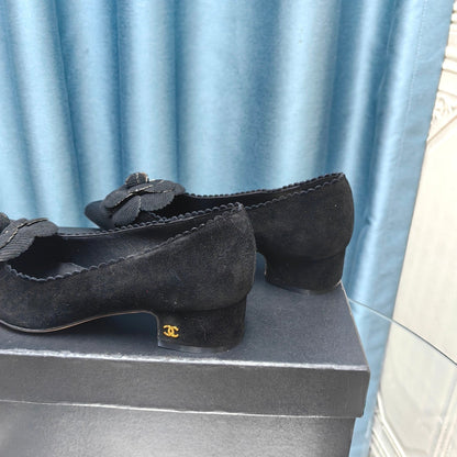 CC MEDIUM HEELS IN BLACK SUEDE AND CALFSKIN WITH FLOWER