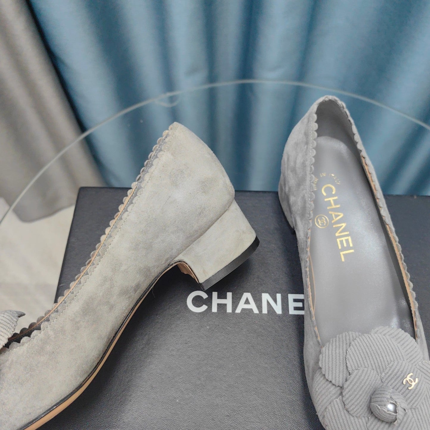CC MEDIUM HEELS IN SPANISH GRAY SUEDE AND BLACK CALFSKIN WITH FLOWER