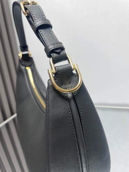 FENDIGRAPHY MEDIUM 29 IN BLACK SMOOTH LAMBSKIN GOLD HARDWARE