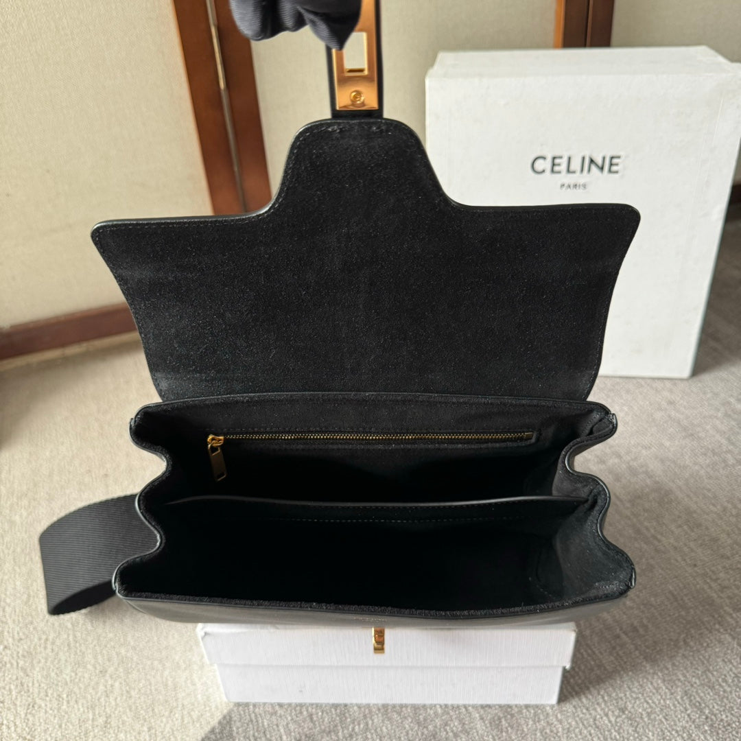 FLAP SHOULDER BAG 23 IN BLACK LAMBSKIN GOLD HARDWARE
