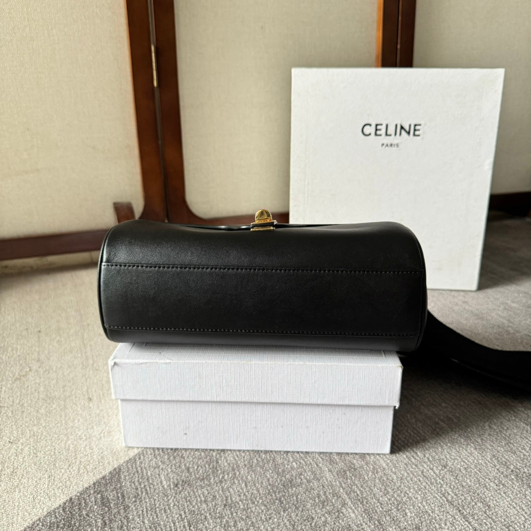 FLAP SHOULDER BAG 23 IN BLACK LAMBSKIN GOLD HARDWARE