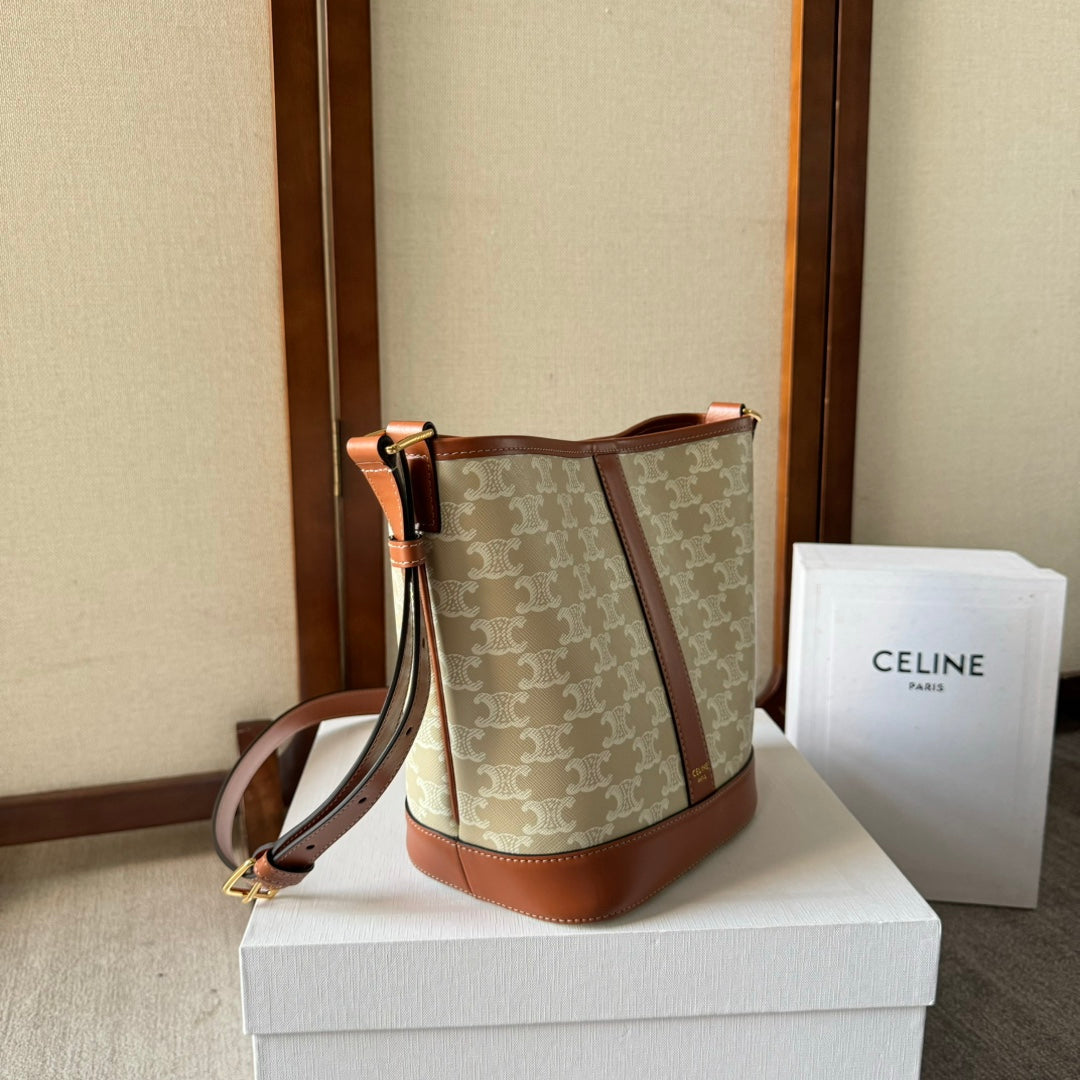 BUCKET 30 IN BEIGE TRIOMPHE CANVAS AND RED BROWN CALFSKIN TRIM