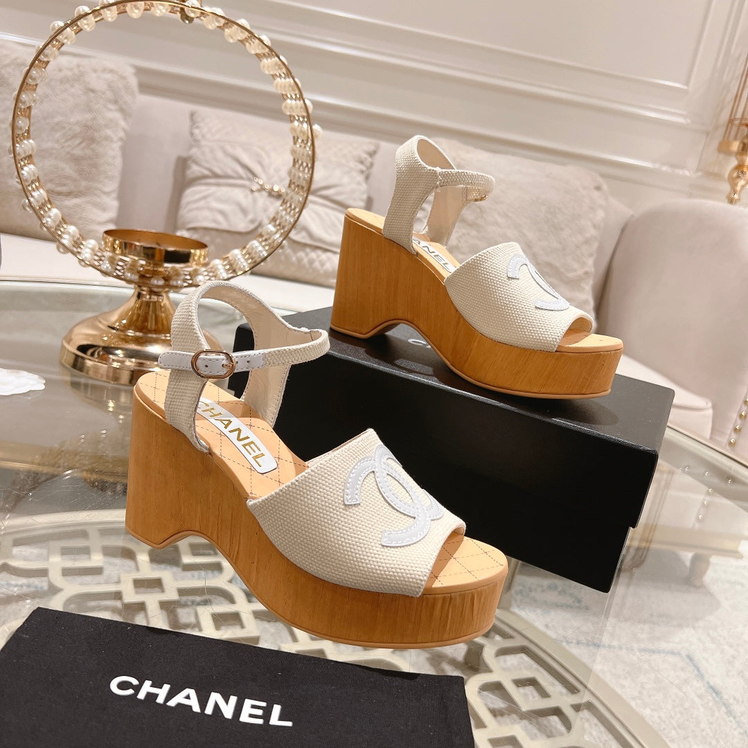WEDGE SANDALS IN WHITE LAMBSKIN WITH LOGO