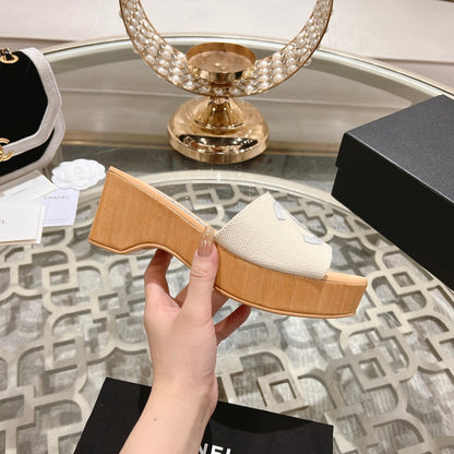 WEDGE PLATFORM IN WHITE LAMBSKIN WITH LOGO