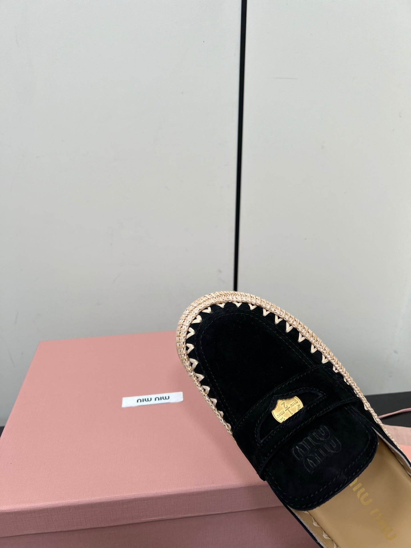 MULES SLIPPERS IN BLACK SUEDE WITH GOLD COIN