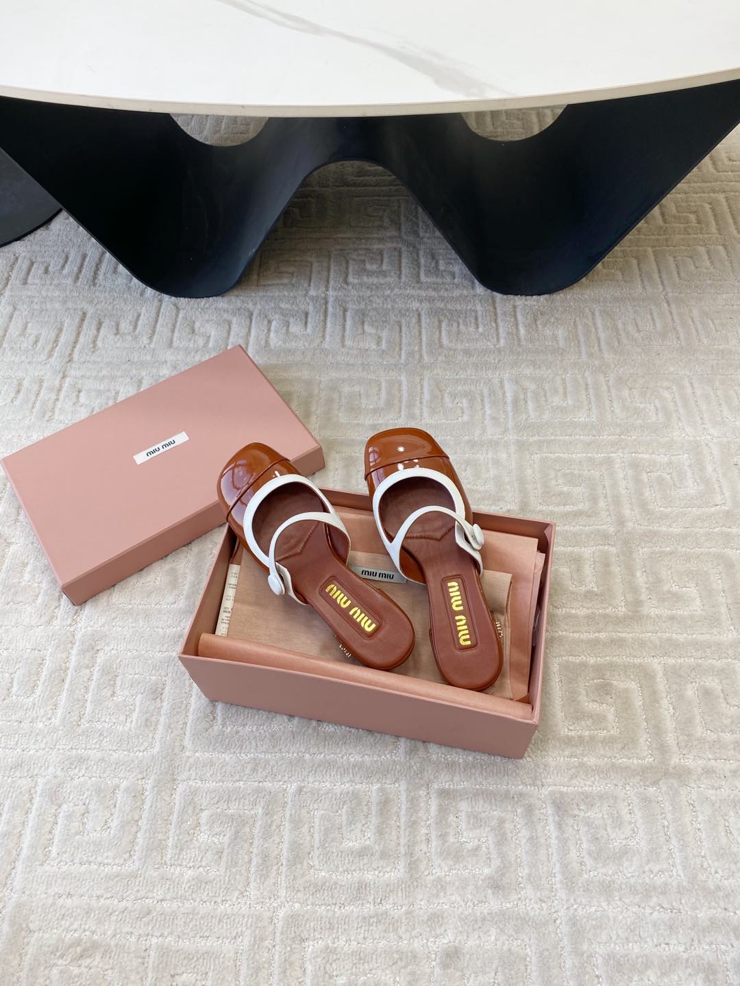 MARY JANE MULE PUMPS IN RED BROWN GLOSSY SHEEPSKIN