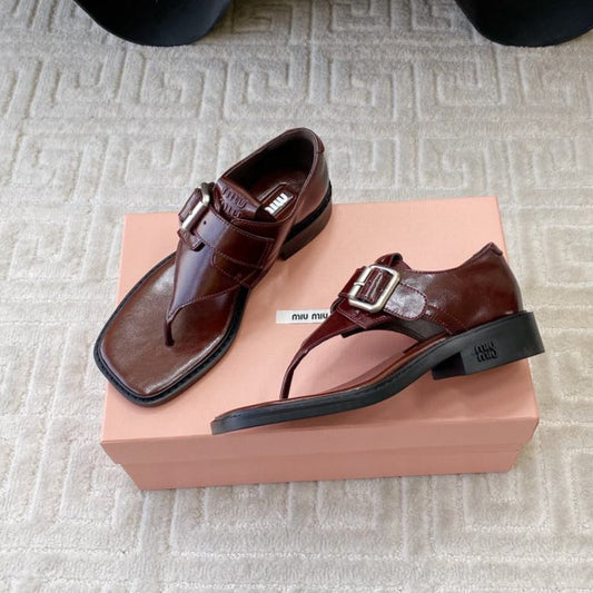 THONG SANDALS IN RED BROWN SHINY LAMBSKIN WITH SILVER BUCKLE