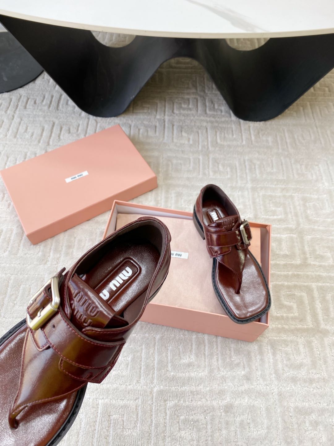 THONG SANDALS IN RED BROWN SHINY LAMBSKIN WITH SILVER BUCKLE