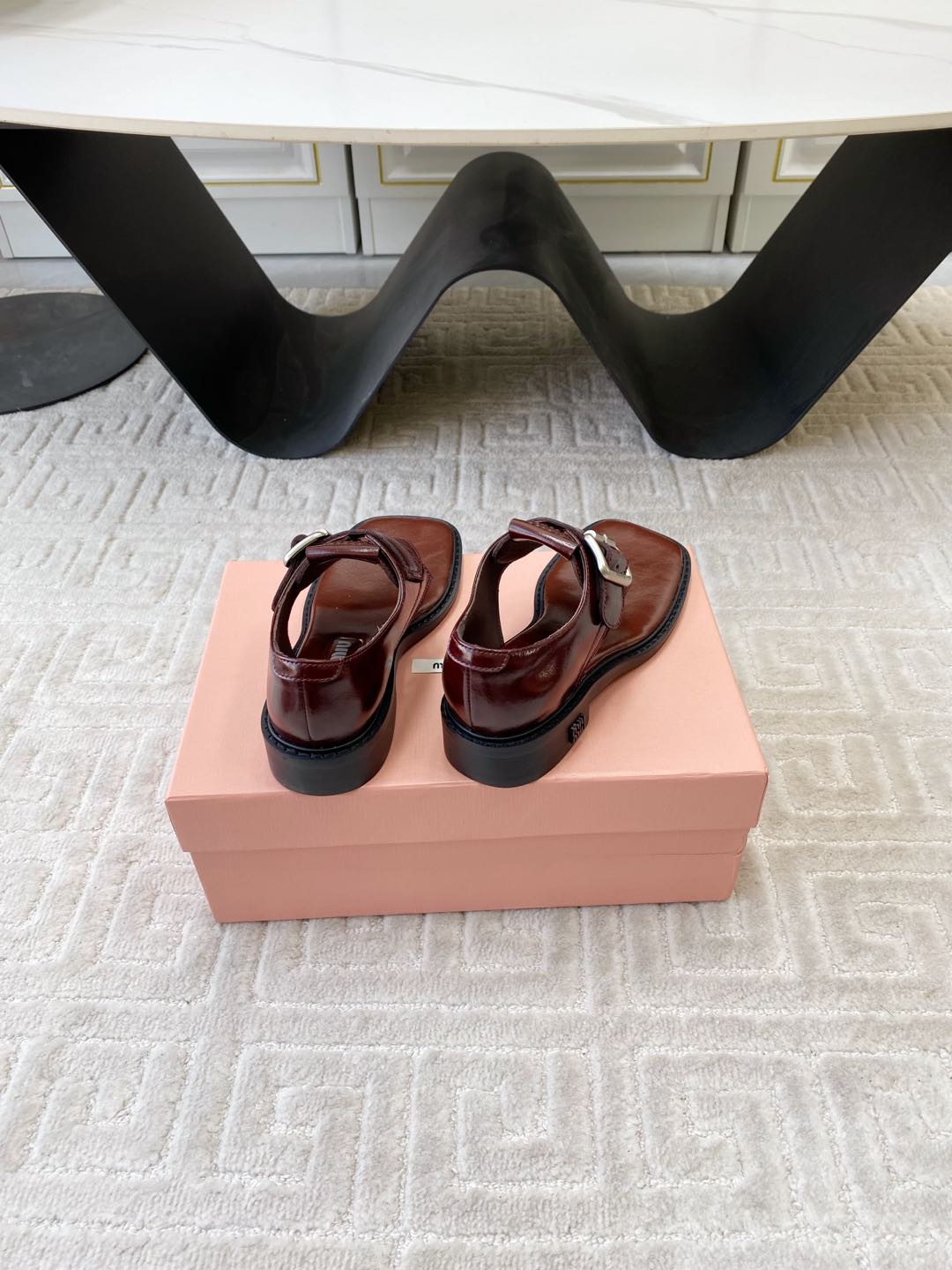 THONG SANDALS IN RED BROWN SHINY LAMBSKIN WITH SILVER BUCKLE