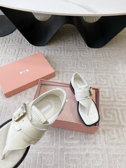 THONG SANDALS IN WHITE LAMBSKIN WITH SILVER BUCKLE