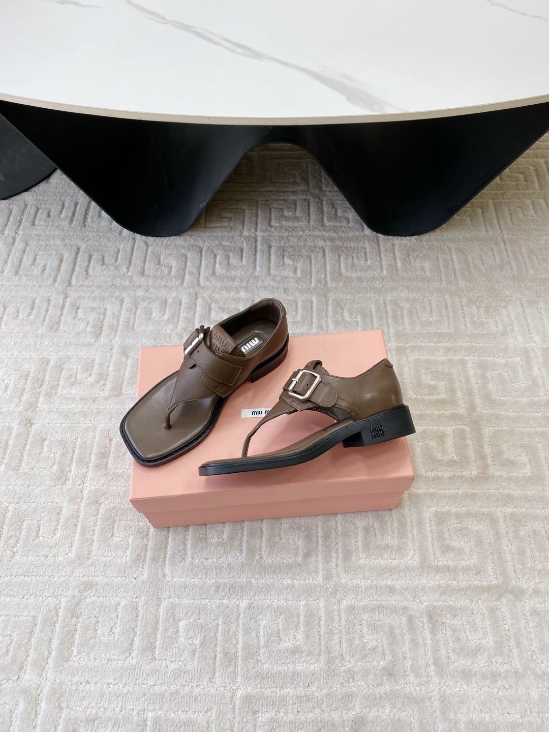 THONG SANDALS IN COFFEE BROWN LAMBSKIN WITH SILVER BUCKLE