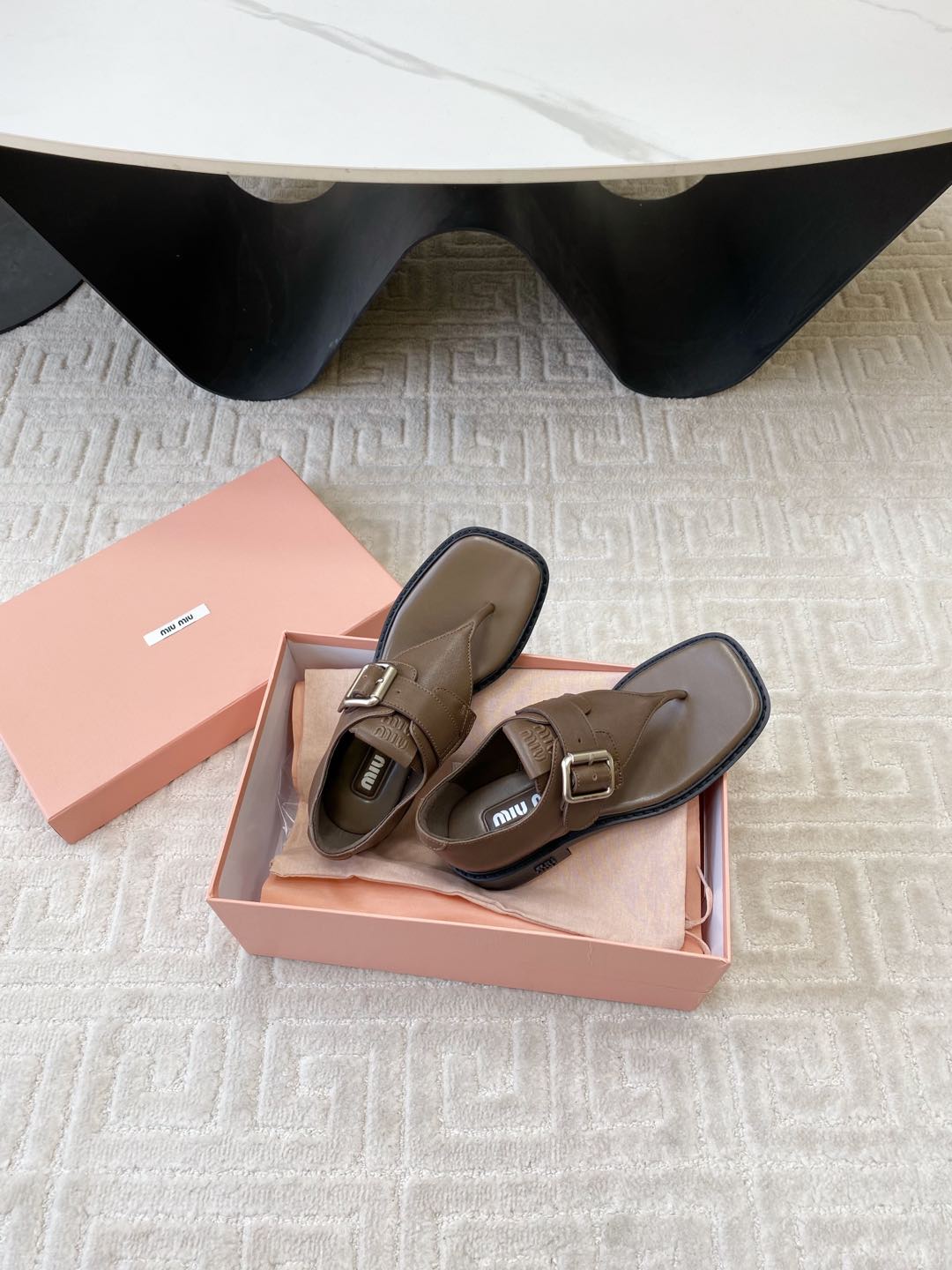 THONG SANDALS IN COFFEE BROWN LAMBSKIN WITH SILVER BUCKLE