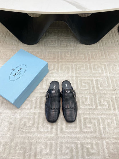 TASSEL MULES IN BLACK LAMBSKIN